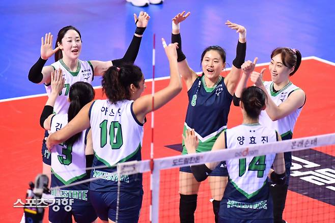 현대건설 선수들이 11일 화성실내체육관에서 가진 IBK기업은행과의 V리그 여자부 원정경기에서 공격을 마무리한 야스민 베다르트(10번)와 함께 기뻐하고 있다. 한국배구연맹 제공