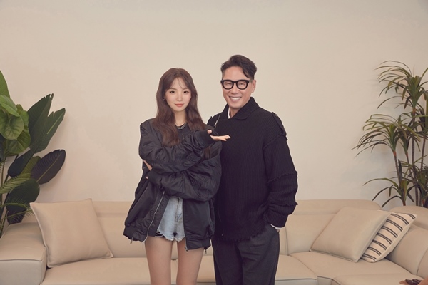 가수 데뷔하는 가상인간 래아(왼쪽)과 프로듀싱을 맡은 윤종신. 제공|미스틱스토리