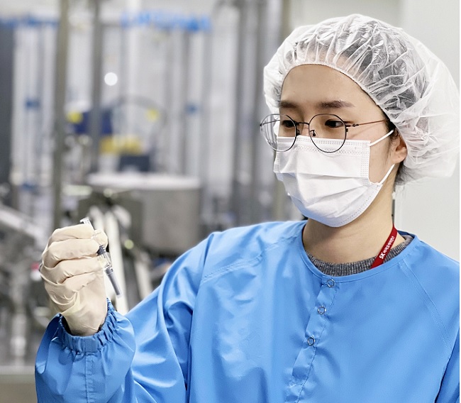 SK바이오사이언스 직원이 안동 L하우스에서 생산된 노바백스 백신 '뉴백소비스'를 확인하고 있다. /사진=SK바이오사이언스