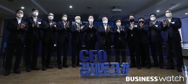 이재명 더불어민주당 대선 후보와 손경식 한국경영자총협회 회장 등 참석자들이 12일 오후 서울 마포구 경총회관에서 열린 10대 그룹 CEO 토크 '넥타이 풀고 이야기합시다'를 마친 후 기념촬영을 하고 있다.