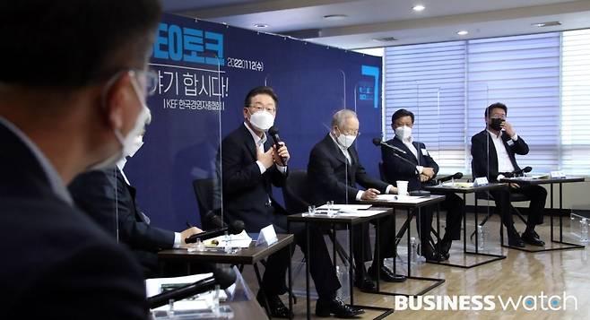 이재명 더불어민주당 대선 후보가 12일 오후 서울 마포구 경총회관에서 열린 10대 그룹 CEO 토크 '넥타이 풀고 이야기합시다'에 참석해 인사말을 하고 있다./사진=이명근 기자qwe123@