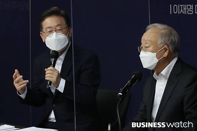 이재명 더불어민주당 대선 후보가 12일 오후 서울 마포구 경총회관에서 열린 10대 그룹 CEO 토크 '넥타이 풀고 이야기합시다'에 참석해 인사말을 하고 있다.