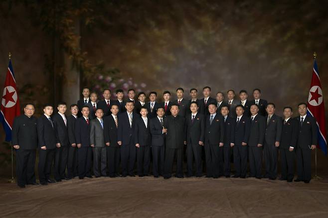 김정은 북한 조선노동당 총비서 겸 국무위원장이 11일 극초음속 무기 연구 개발 부문의 핵심 성원들을 당 중앙위원회 본부청사로 불러 축하인사를 전하고 함께 기념사진을 찍었다고 당 기관지 노동신문이 12일 보도했다. 신문은 국방과학원이 11일 극초음속미사일 ‘최종’ 시험발사에 ‘대성공’했다고 밝혔다. (사진=뉴스1)