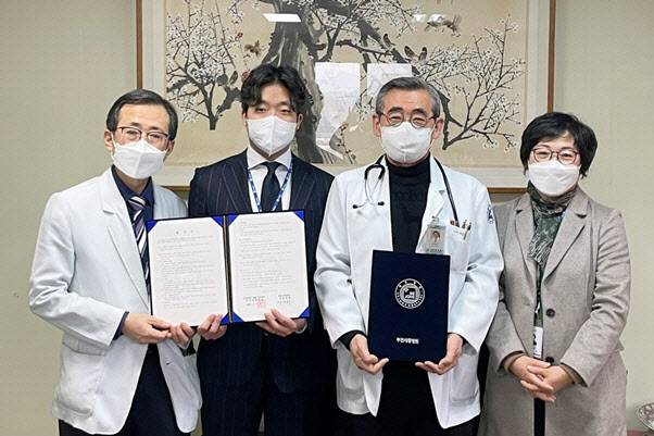 부천세종병원과 강화병원 관계자들이 협약식을 가진 후 기념촬영을 하고 있다. 왼쪽부터 강화병원 신현준 과장, 부천세종병원 흉부외과 손봉연 과장, 강화병원 장성호 원장, 부천세종병원 송명수 대외협력실장