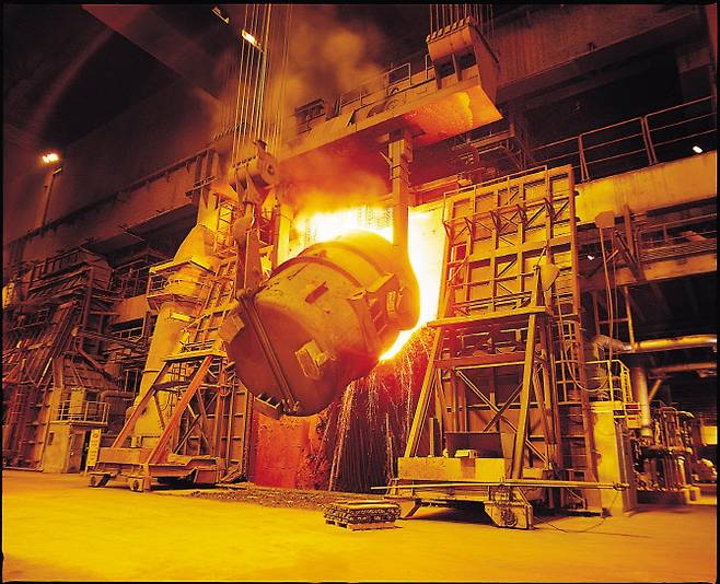 포스코 포항제철소 제강공장 전로 조업. (사진=포스코)