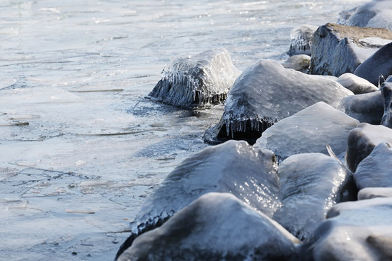 오늘(12일) 서울 여의도 선착장 인근 한강 일부가 얼어있는 모습. 〈사진-연합뉴스〉
