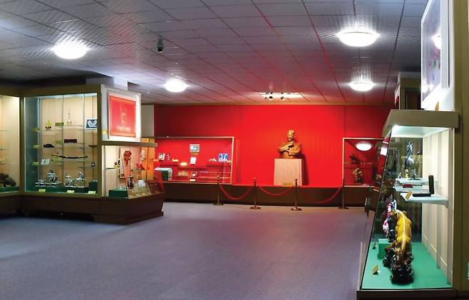 지난 2019년 6월20일 시진핑 중국 국가주석이 방북 당시 김 총비서에게 선물한 김 총비서의 반신 동상.(월간지 '조선' 갈무리)© 뉴스1