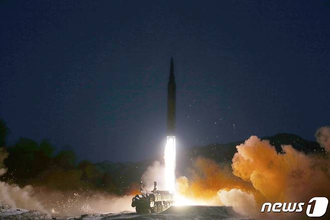 (평양 노동신문=뉴스1) = 북한 국방과학원이 11일 극초음속미사일 시험발사를 진행했다고 노동당 기관지 노동신문이 12일 보도했다. 김정은 당 총비서도 시험발사 현장에 참관해 시험발사가 '대성공'했다고 선언했다. [국내에서만 사용가능. 재배포 금지. DB 금지. For Use Only in the Republic of Korea. Redistribution Prohibited] rodongphoto@news1.kr