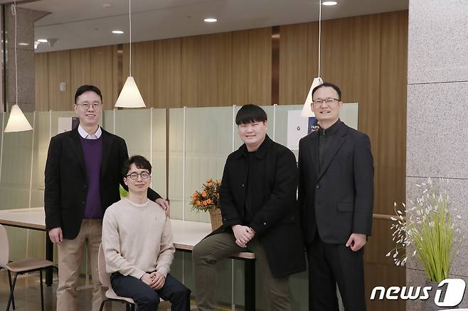 왼쪽부터 최장현 교수, 장현준, 이요한 연구원, 남덕우 교수.(UNIST 제공)© 뉴스1