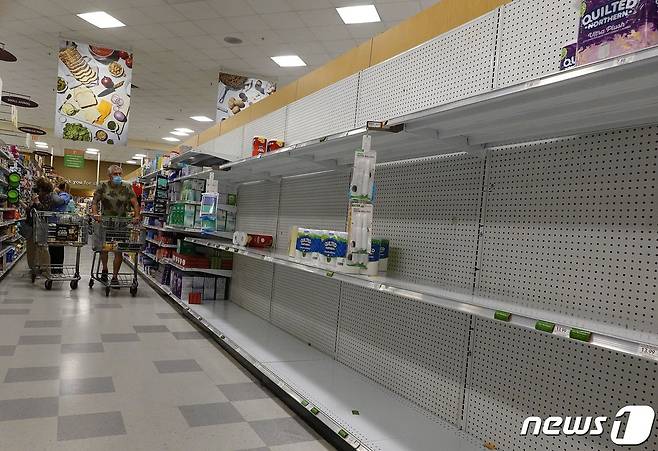 미국 플로리다주 마이애미 소재 한 슈퍼마켓 매장에 화장실 휴지 진열대가 거의 텅 비어 있다. 2022.1.11 © AFP=뉴스1