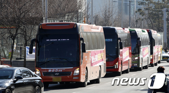 차량 행진하는 전세버스 '유가보조금 지급하라'