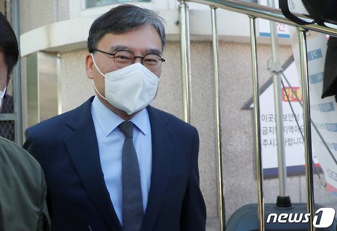 수백억원의 이스타항공 자금 횡령 ·배임한 혐의로 구속된 이상직 무소속 의원이 지난해 전북 전주시 전주교도소에서 석방되어 나오고 있다. /뉴스1 © News1 유경석 기자