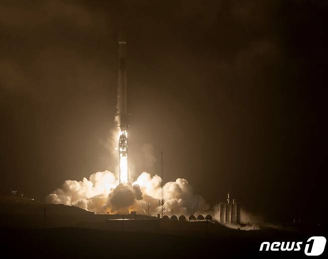 나사가 지난해 11월24일 오후 10시21분(한국시간 24일 오후 3시21분) 캘리포니아 우주기지에서 소행성 충돌 우주선을 발사했다. © AFP=뉴스1 © News1 원태성 기자