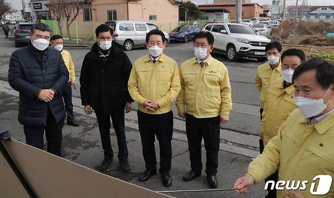 김영록 전남도지사와 강인규 나주시장 등이 12일 오후 나주시보건소 선별진료소에서 방역대책 상황을 청취하고 있다.(전남도 제공) 2022.1.12/뉴스1 © News1