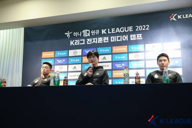 서울이랜드 정정용 감독(가운데)과 김인성(오른쪽), 윤보상(왼쪽)(한국프로축구연맹 제공)© 뉴스1