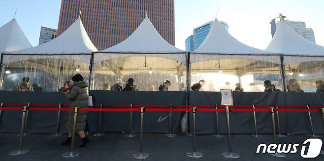 12일 서울역 광장에 마련된 신종 코로나바이러스 감염증(코로나19) 중구 임시선별검사소에서 시민들이 검사를 기다리고 있다. /뉴스1 © News1 임세영 기자