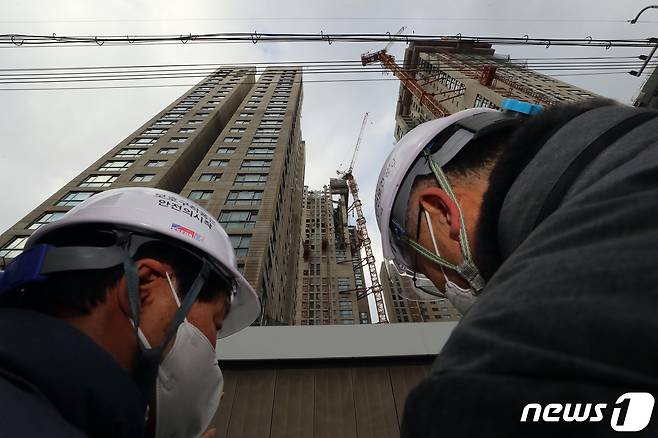 안경덕 고용노동부 장관이 12일 오후 광주 서구 화정동 신축 아파트 붕괴 사고 현장을 둘러보고 있다. 해당 신축 아파트에서는 전날 오후 3시46분쯤 외벽이 붕괴되는 사고가 발생, 작업 중이던 6명이 실종됐다. 2022.1.12/뉴스1 © News1 정다움 기자