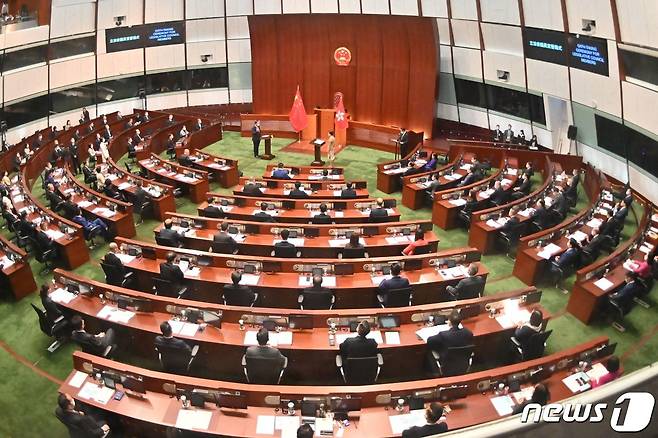 캐리 람 홍콩 행정장관이 지난 3일 (현지시간) 홍콩 입법회 회의장에서 의원의 취임 선서를 받고 있다. 이때까지만 해도 중국 국장은 걸려있지 않았다.© AFP=뉴스1 © News1