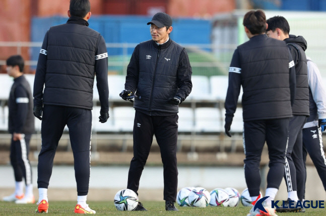 김남일 성남FC 감독이 제주 서귀포 훈련지에서 스태프와 대화를 나누고 있다.제공 | 프로축구연맹