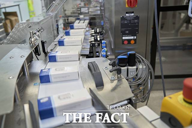화이자의 신종 코로나바이러스 감염증(코로나19) 먹는 치료제가 내일 국내에 들어와 모레부터 투약이 시작된다. 팍스로비드가 공장에서 생산되고 있다. /AP·뉴시스