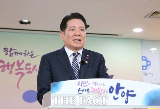 12일 열린 신년맞이 기자간담회에서 최대호 안양시장이 민선 7기 주요 성과와 올해 시정운영 계획을 발표하고 있다./ 안양시 제공