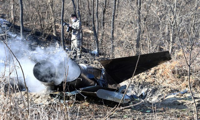 11일 오후 경기 화성시 정남면 인근 야산에 추락한 공군 제10전투비행단 소속 F-5E 전투기에서 연기가 피어오르고 있다. 전투기에 홀로 탑승했던 조종사 심모 대위는 탈출하지 못하고 순직했다. 경인일보 제공