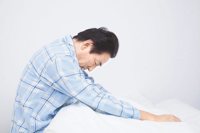 수면 호르몬은 주로 뇌에서 만들어지는데 고령이 되면 분비량이 급격하게 감소한다. 이 때문에 많은 노인들이 불면증을 호소한다. 게티이미지코리아