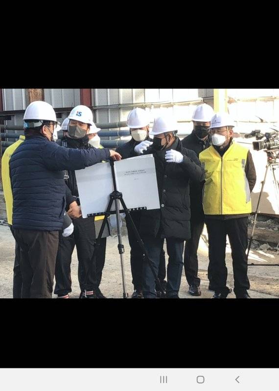 정해용 대구시 경제부시장(오른쪽 세번째)이 12일 오후 북구 고성동 소재 주상복합 건축공사장을 방문해 전문가들과 함께 동절기 건축공사장의 위험요인 및 안전관리 등에 대해 집중 논의하고 현장의 전반적인 안전관리 실태를 점검했다. 사진=대구시 제공