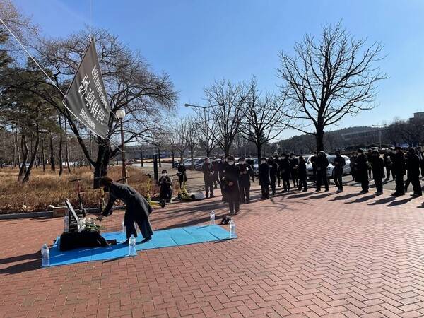 한국비정규교수노조 영남대분회 주재로 지난 1월4일 대구 영남대 정문 앞에서 고 이용일 전 분회장의 노제가 열렸다. 영남대분회 제공