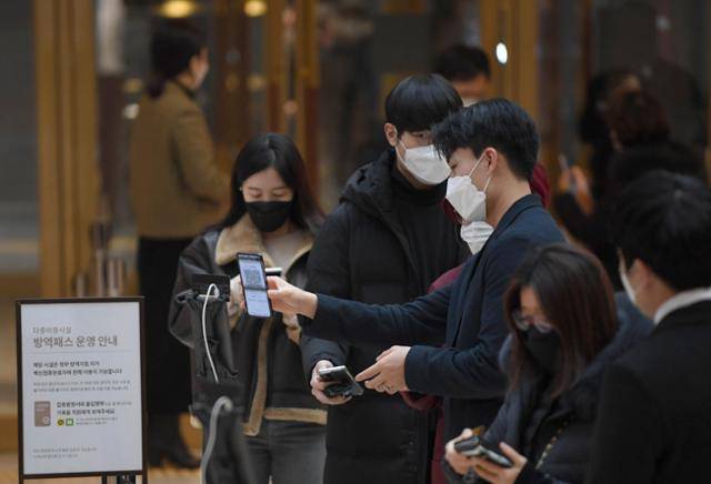 백화점·대형마트 등 대규모 점포에 대한 코로나19 방역패스 의무화가 시작된 10일 서울 중구 롯데백화점 본점에서 시민들이 QR코드 인증을 하고 있다. 서재훈 기자