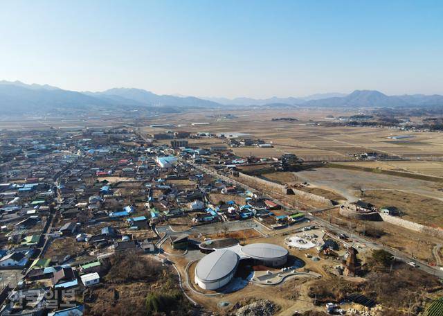 강진 병영면 전경. 하멜기념관(사진 아래) 옆에 전라병영성이 위치하고, 그 뒤로 드넓은 평야가 펼쳐진다.