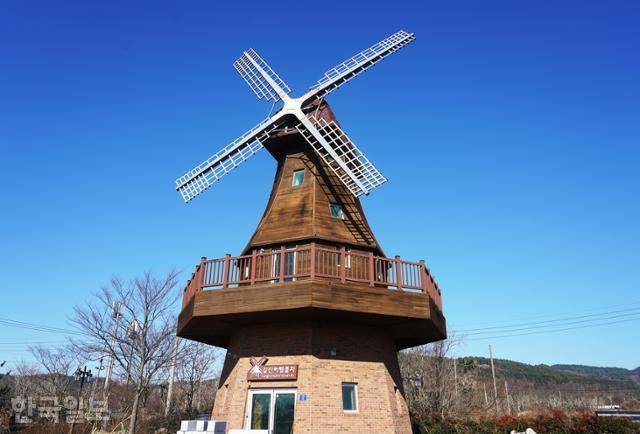 병영성 동문의 풍차전망대. 병영성은 네덜란드 선원 하멜 일행이 7년간 억류됐던 곳이다.