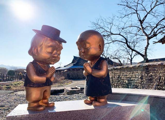 병영천변에 하멜이 수인사 스님과 합장하는 동상이 세워져 있다. 하멜 동상은 병영 마을 곳곳에 있다.