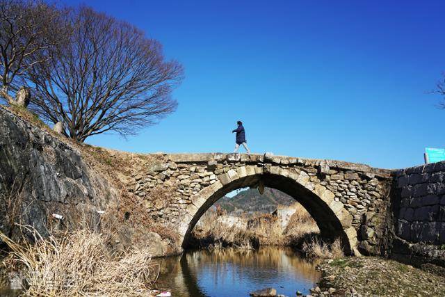 병영성 서편의 홍교. 일명 배진강다리라고도 부른다.