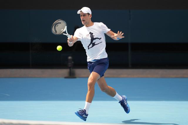 남자 테니스 세계 랭킹 1위인 노바크 조코비치가 11일 호주 멜버른의 로드 레이버 아레나에서 호주오픈을 앞두고 연습하고 있다. 멜버른=AP 뉴시스