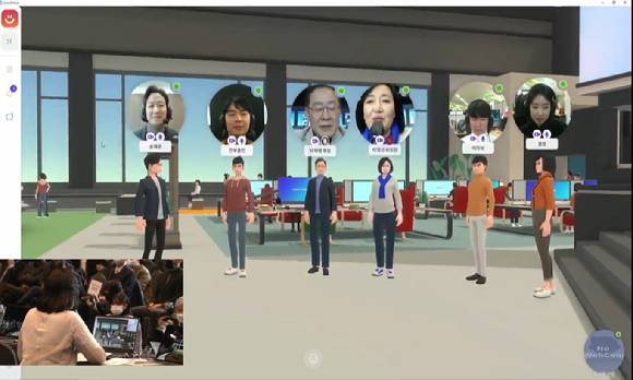 이재명 대선 후보와 박영선 위원장이 컴투스가 개발 중인 메타버스 플랫폼 '컴투버스'에서 컴투스 송재준 대표(왼쪽 첫번째) 및 임직원들과 간담회를 진행하고 있다. [사진=컴투스]