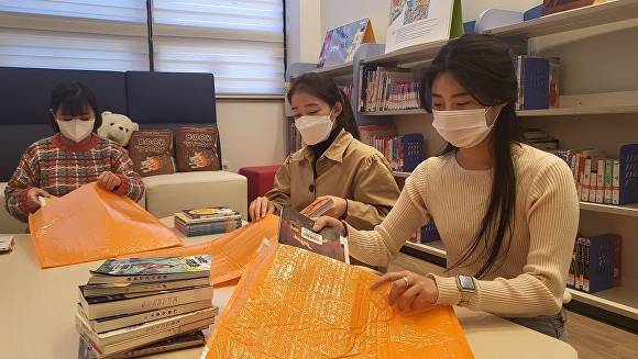 남원시립도서관의 관계자들이  '책배달 서비스'를 위해 도서관의 책을 포장하고 있다.[사진=남원시청]