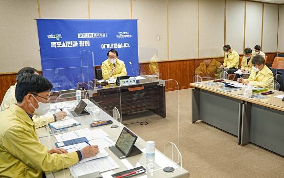 12일 김종식 목포시장(사진 가운데)을 비롯한 관계자들이 코로나19 집중 검사 실시에 대비한 대책회의를 하고 있다. [사진=목포시]