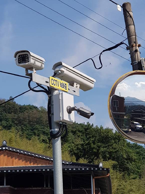완주군의 한 마을에 마을방범용 CCTV가 설치되어 마을 범죄예방에 도움이 되고있다.[사진=완주군청]