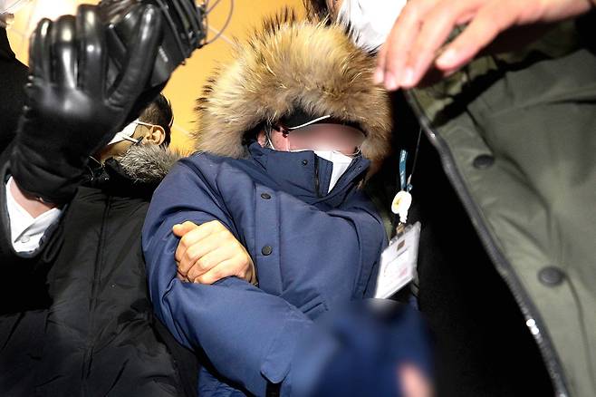 지난 6일 새벽 ‘회삿돈 1880억원 횡령’ 혐의를 받는 오스템임플란트 직원 이모씨가 서울 강서경찰서로 압송되고 있다.