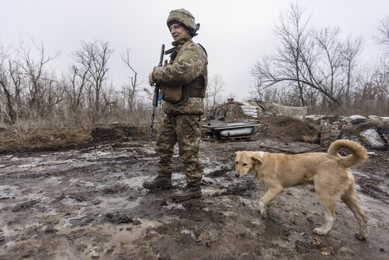 지난 10일 우크라아나군 병사가 러시아 접경지역에서 순찰을 하고 있다. [AP=연합뉴스]