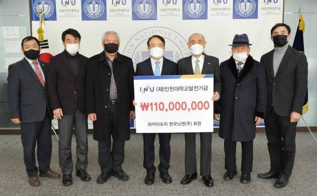 사진 왼쪽부터 인천대 김형기 발전기금사무국장, 이호철 대외부총장, 이재석 명예교수, 박종태 인천대 총장, 와카이슈지 한국닛켄 회장, 김현기 박사, 이준한 발전기금 상임이사. 인천대 제공