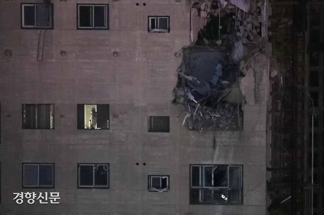 짧았던 야간수색 광주 서구 화정동 ‘화정 아이파크’ 신축 현장의 외벽 붕괴 사고 이틀째인 12일 저녁 소방관들이 실종자를 찾기 위한 수색작업을 벌이고 있다. 이날 오전 안전진단을 거쳐 수색이 재개됐지만 추가사고 우려로 성과를 내지 못하고 오후 6시40분쯤 중단됐다. 광주 | 한수빈 기자