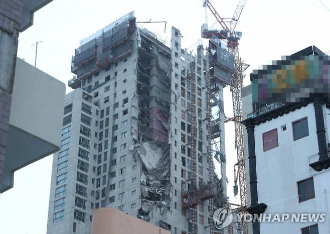 11일 오후 4시께 광주 서구 화정동에서 신축 공사 중인 고층아파트의 외벽이 무너져내렸다. 사진은 사고 현장 모습. 연합뉴스
