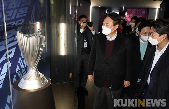 윤석열 국민의힘 대선후보가 12일 서울 종로 롤파크에서 LCK 우승컵을 바라보고 있다.
