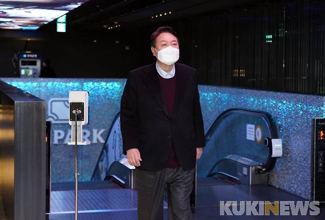 윤석열 국민의힘 대선후보가 12일 서울 종로 롤파크를 찾고 있다.