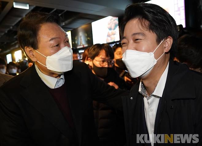 윤석열 국민의힘 대선 후보와 이준석 대표가 12일 서울시 종로구 그랑서울 타워1에서 온라인 게임 리그오브레전드 대회인 2022 LCK 스프링 개막전을 관람했다.&nbsp; &nbsp;사진=박효상 기자