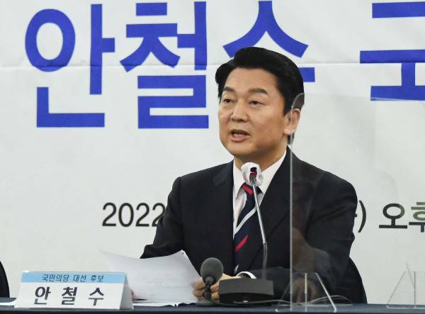 안철수 국민의당 대선 후보가 11일 서울 중구 한국프레스센터에서 열린 한국기자협회 초청 토론회에서 패널의 질문에 답변하고 있다. 국회사진기자단