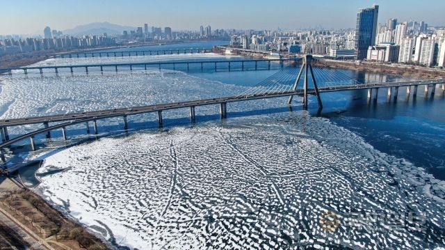 12일 서울 송파구 올림픽대교 인근의 한강이 얼어있다.