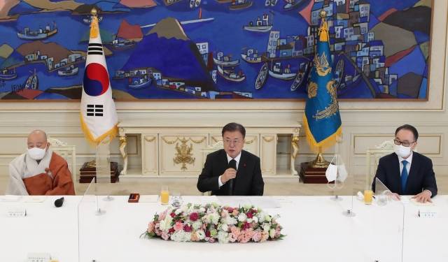 류영모(오른쪽) 한국교회총연합 대표회장 등 교계 연합기관 대표들이 12일 청와대에서 문재인 대통령을 만나 국정 현안에 대한 한국교회의 입장을 전달하고 있다.      연합뉴스 제공